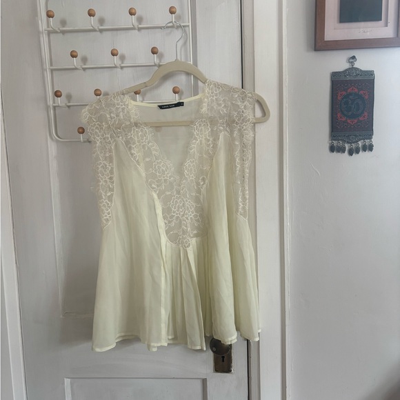 Flowy Lace Top - Picture 2 of 7